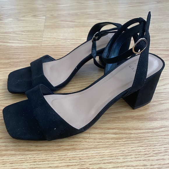 Women’s Heels - Picture 4 of 5